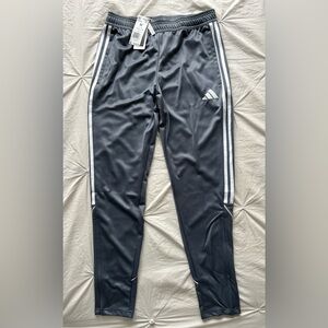 NWT ADIDAS Men’s Tiro 23 Performance Soccer Pants
Color: Team Onix, size M